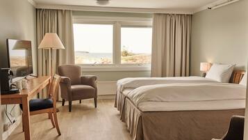 Habitación Deluxe, vista al mar | Camas con pillow-top, caja de seguridad en la habitación y escritorio