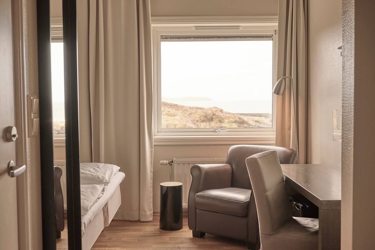 double room, sea view | 1 bedroom, pillow-top beds, in-room safe, desk