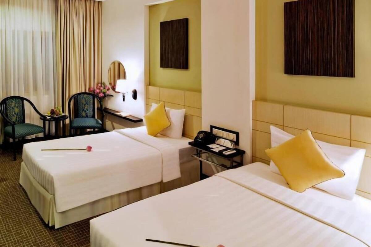 Minibar, brankas, meja kerja, dan Wi-Fi gratis