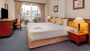 Minibar, in-room safe, desk, WiFi (free)