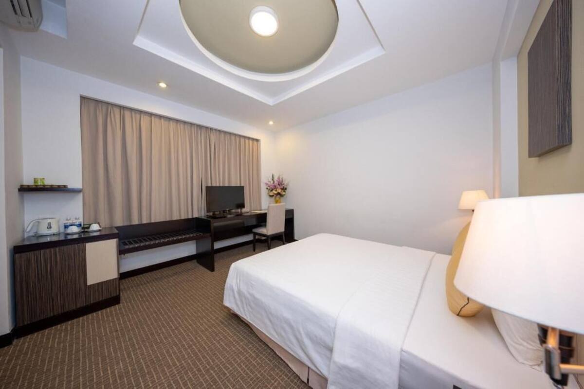 Minibar, brankas, meja kerja, dan Wi-Fi gratis