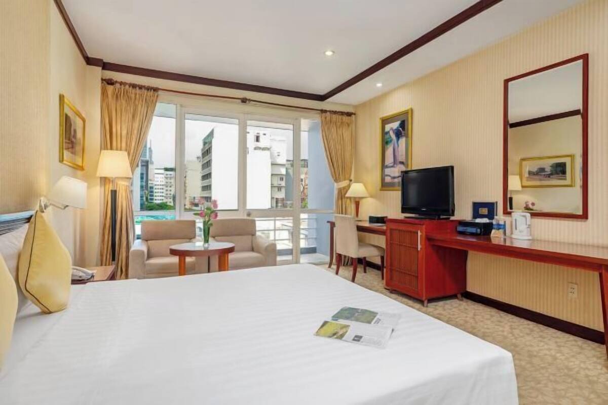 Minibar, brankas, meja kerja, dan Wi-Fi gratis