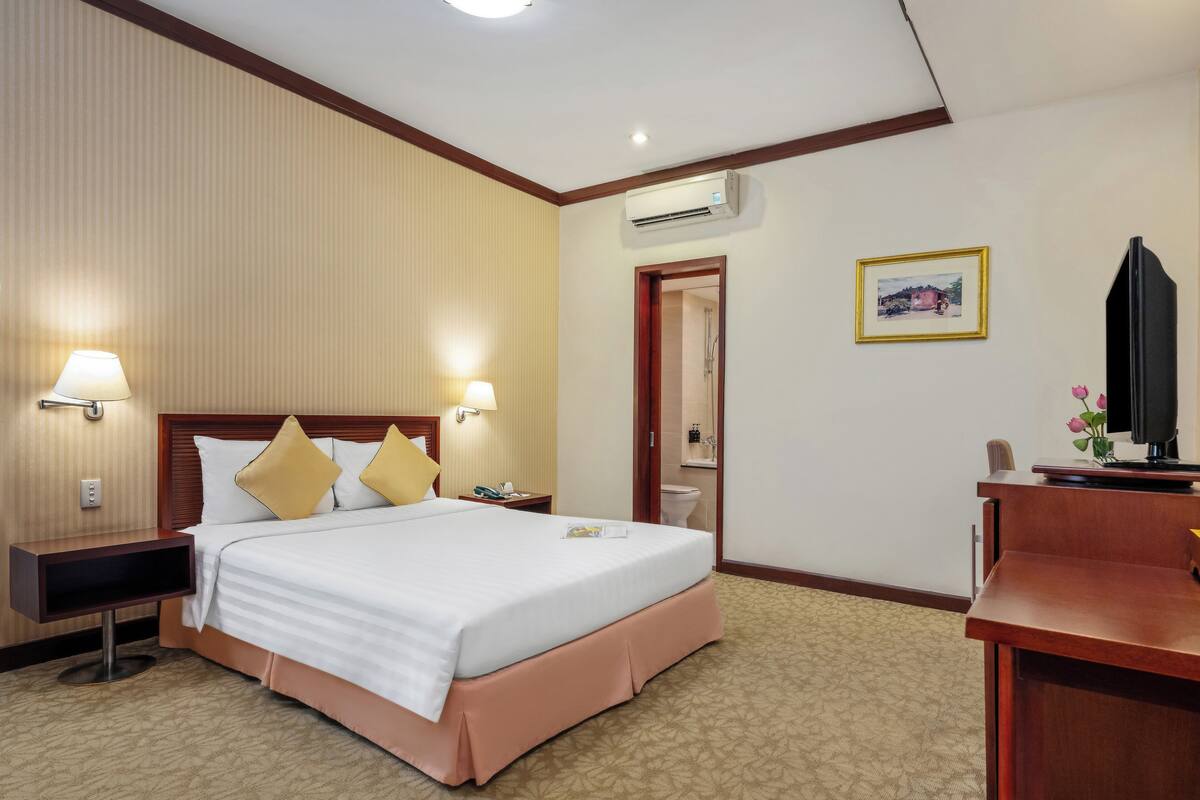 Minibar, brankas, meja kerja, dan Wi-Fi gratis