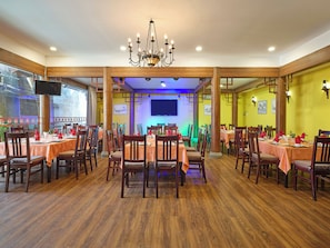 3 restaurants; lunch, dinner and brunch served  - Bong Sen Sai Gon Hotel (Ho Chi Minh City)