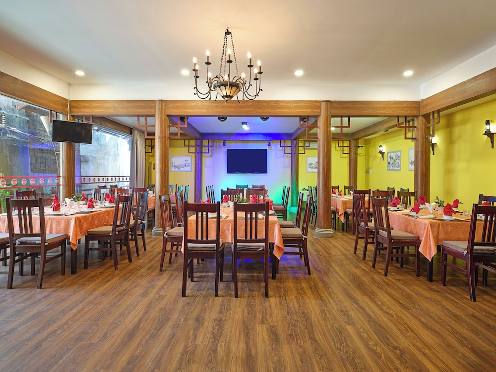 Hương Sen Hotel by null