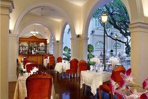 Bar (trong khuôn viên)