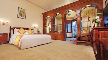 Opera View Suite | Minibar, in-room safe, desk, free WiFi
