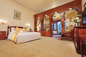 Opera View Suite | Minibar, in-room safe, desk, free WiFi