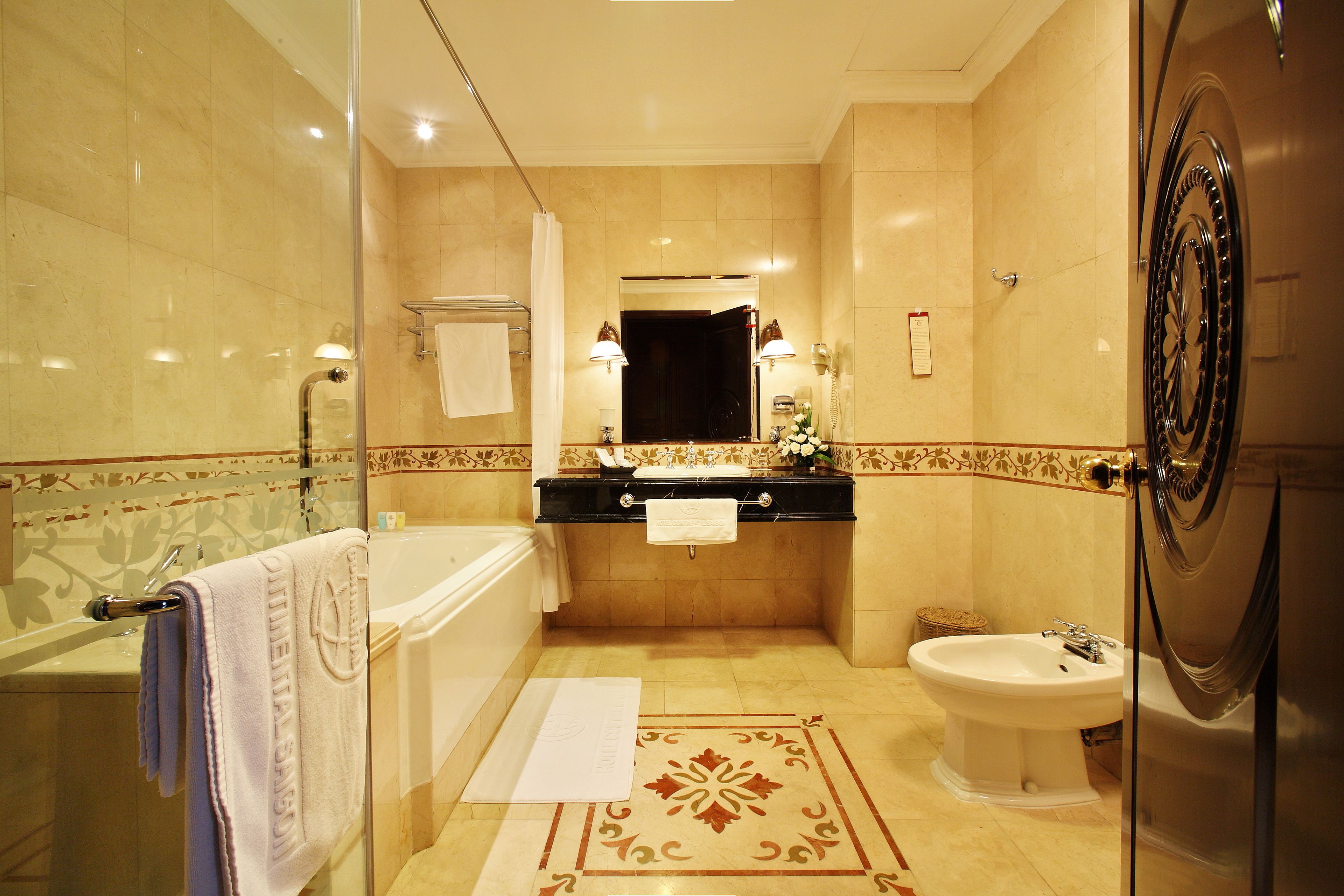 heritage room | bathroom amenities | combined shower/bathtub, free toiletries, hair dryer, bathrobes