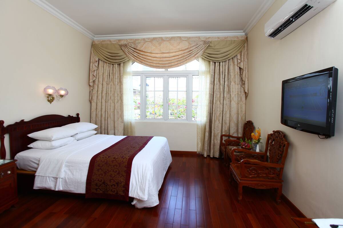 Chambre Deluxe, vue sur le jardin | Minibar, coffre-fort, bureau, accès au Wi-Fi (inclus)