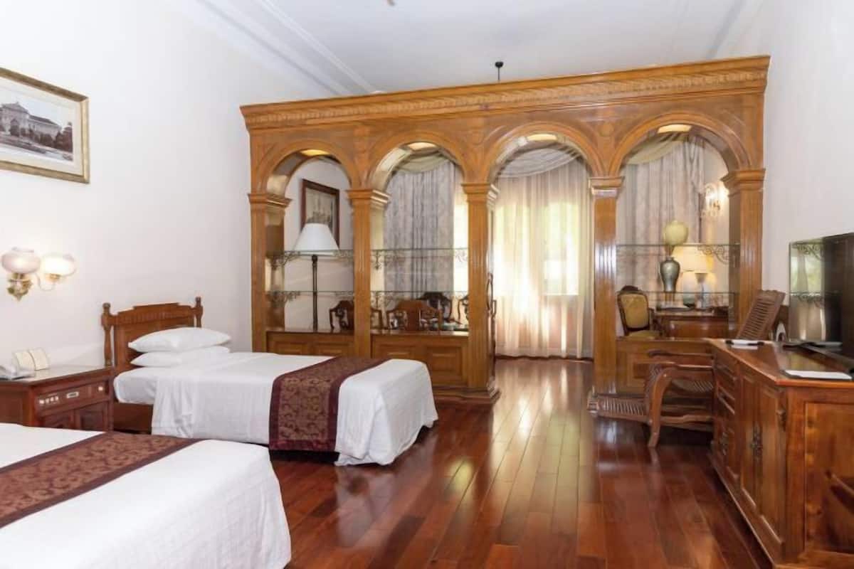 Minibar, in-room safe, desk, free WiFi