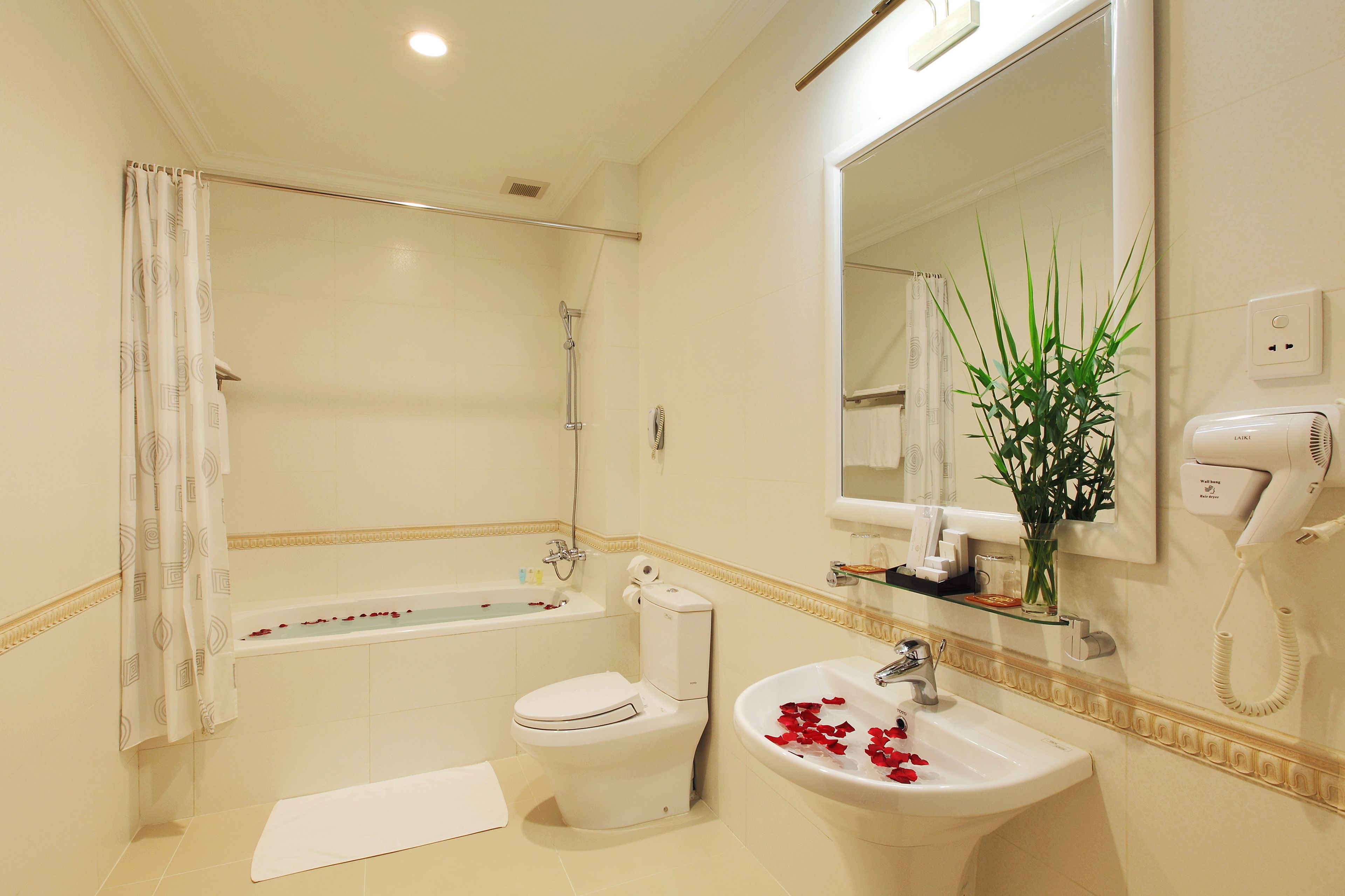 combined shower/bathtub, free toiletries, hair dryer, bathrobes