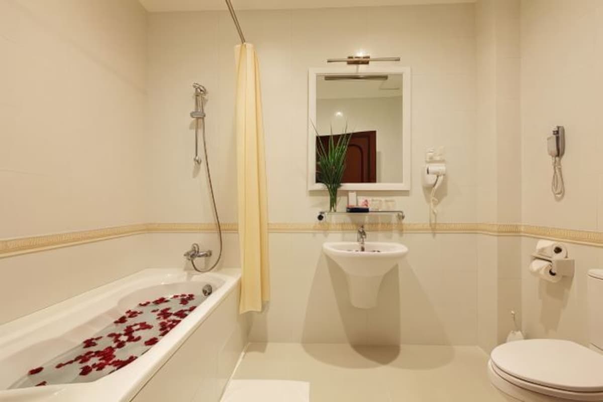 Une salle de bain avec une baignoire, un lavabo, des toilettes et une douche.