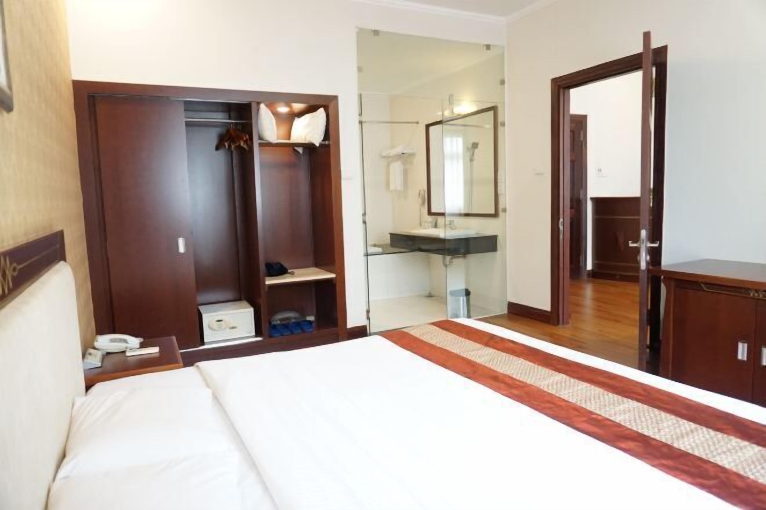 Minibar, in-room safe, desk, soundproofing