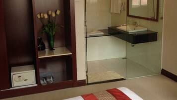 Dong Khanh Suite | 1 bedroom, minibar, in-room safe, desk