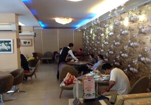 3 restaurants, breakfast, lunch, dinner served; Chinese cuisine 