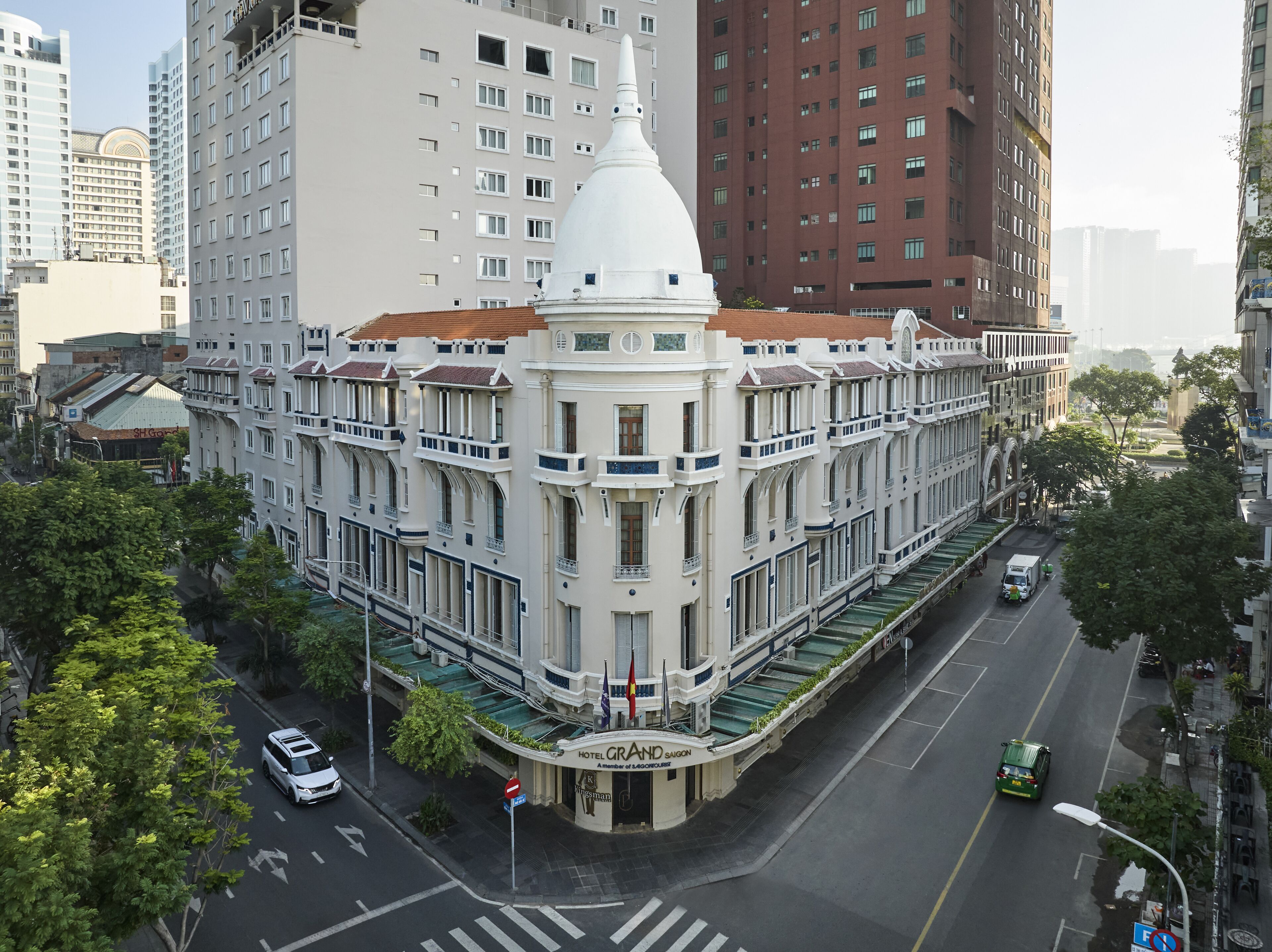 Un hotel histórico con una cúpula destacada y arquitectura clásica, situado en la intersección de dos calles.