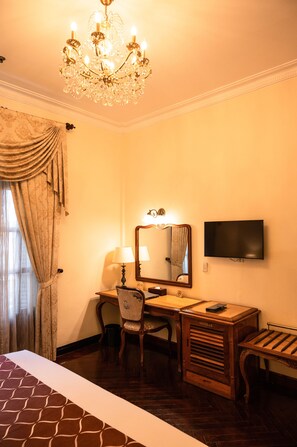 Grand Suite | Minibar, in-room safe, desk, blackout drapes