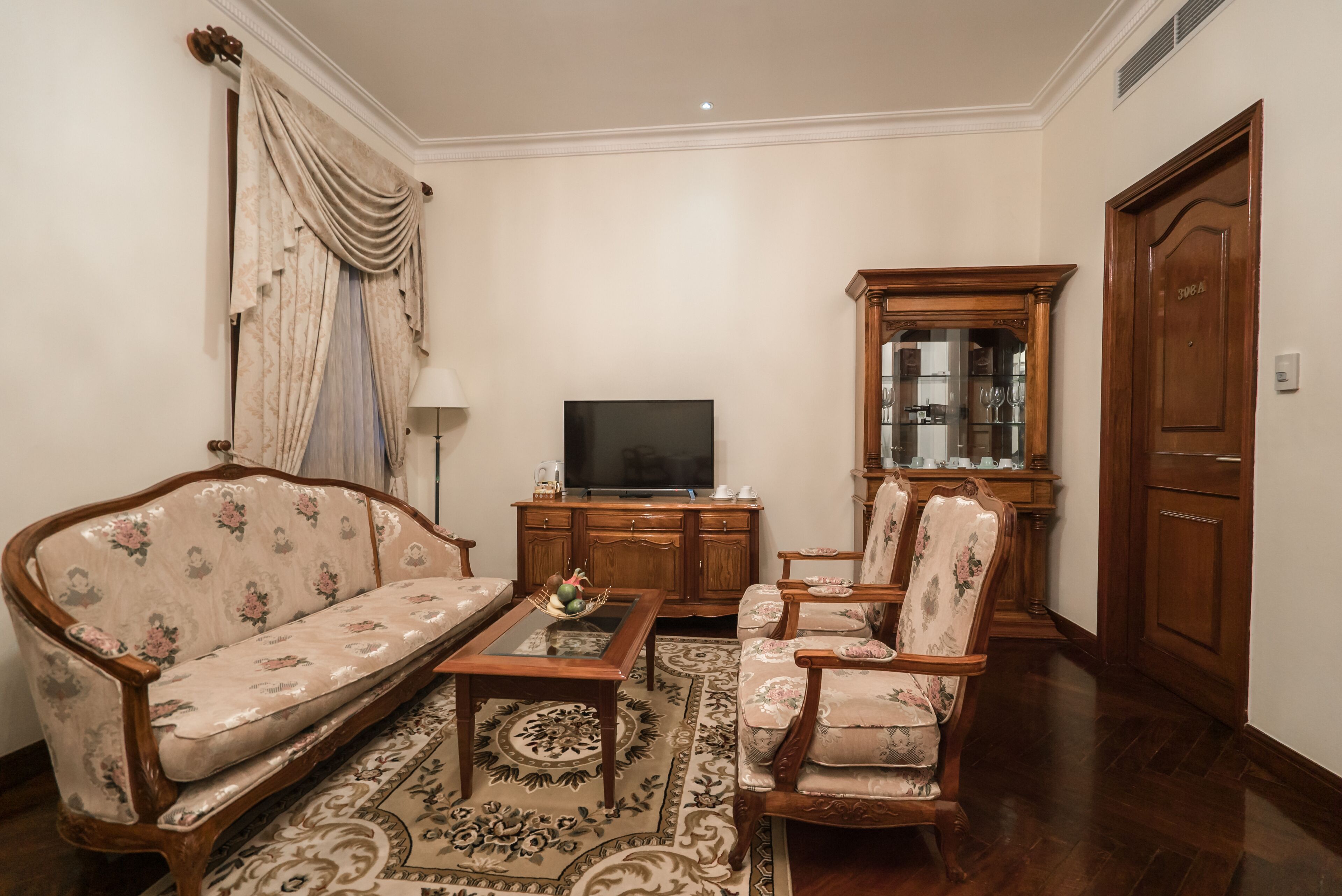 grand executive suite king | living room | plasma tv