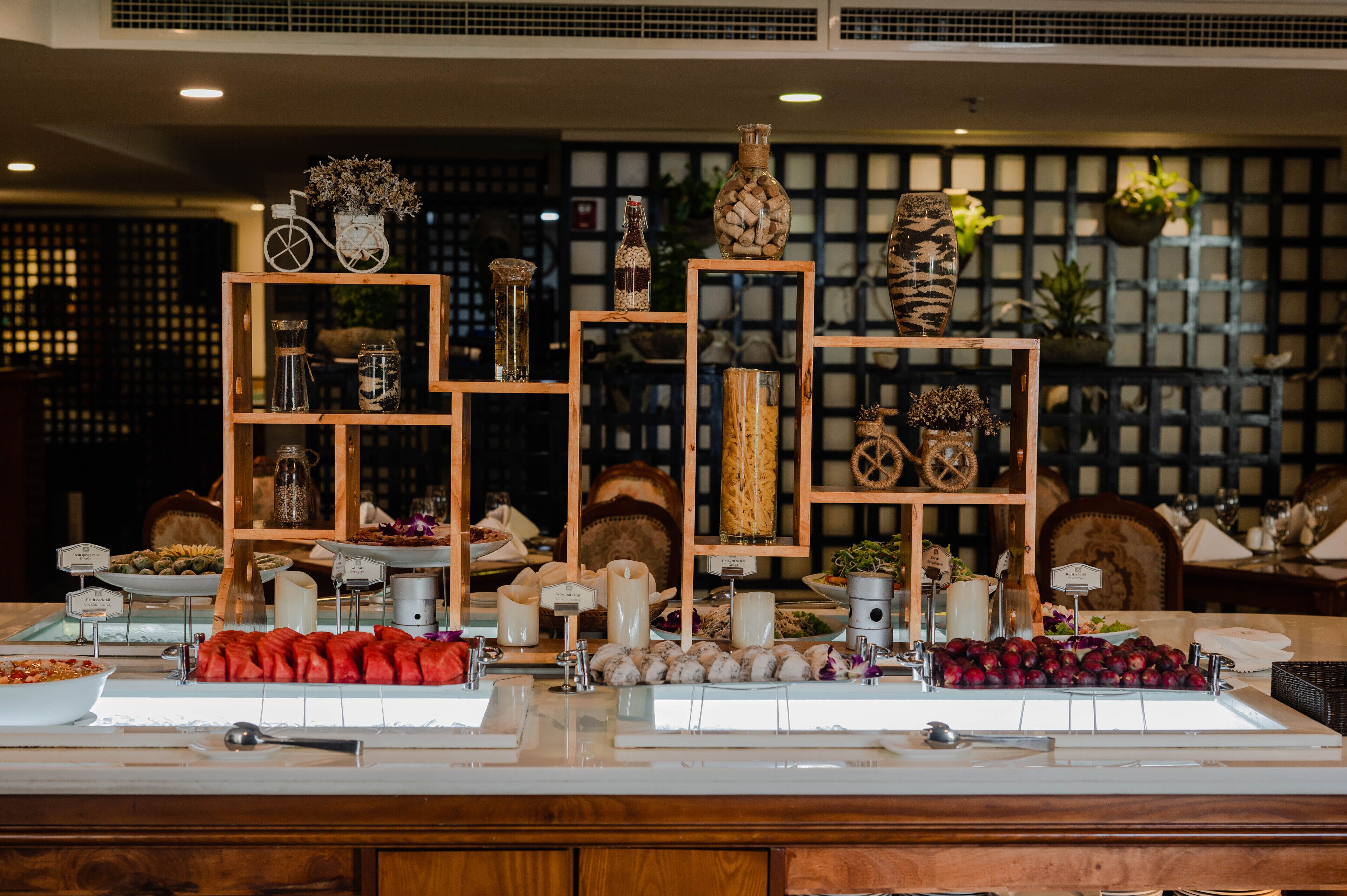 2 restaurants, breakfast served