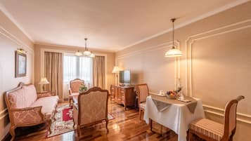 Een minibar, een kluis op de kamer, een bureau, verduisterende gordijnen