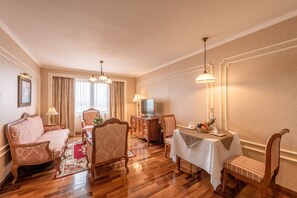 Minibar, in-room safe, desk, blackout drapes - Hotel Grand Saigon (Ho Chi Minh City)