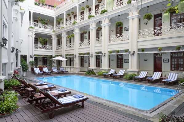 Outdoor pool - Hotel Grand Saigon (Ho Chi Minh City)