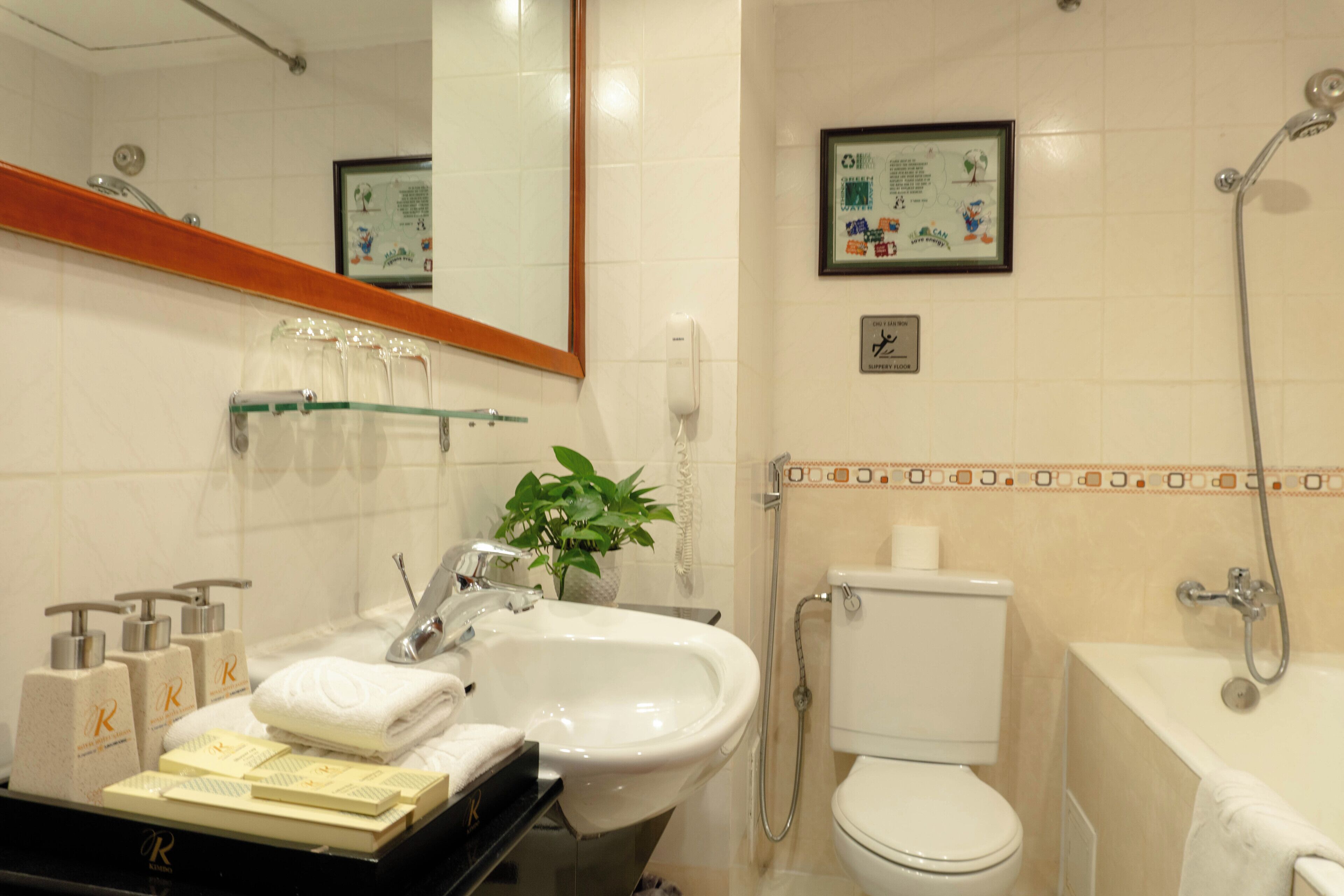 Un bagno con lavandino, specchio, WC e doccia.