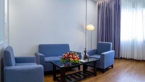 Deluxe-studiosviitti | Oleskelualue | 44–tuumainen LCD-televisio, jossa kaapelikanavat