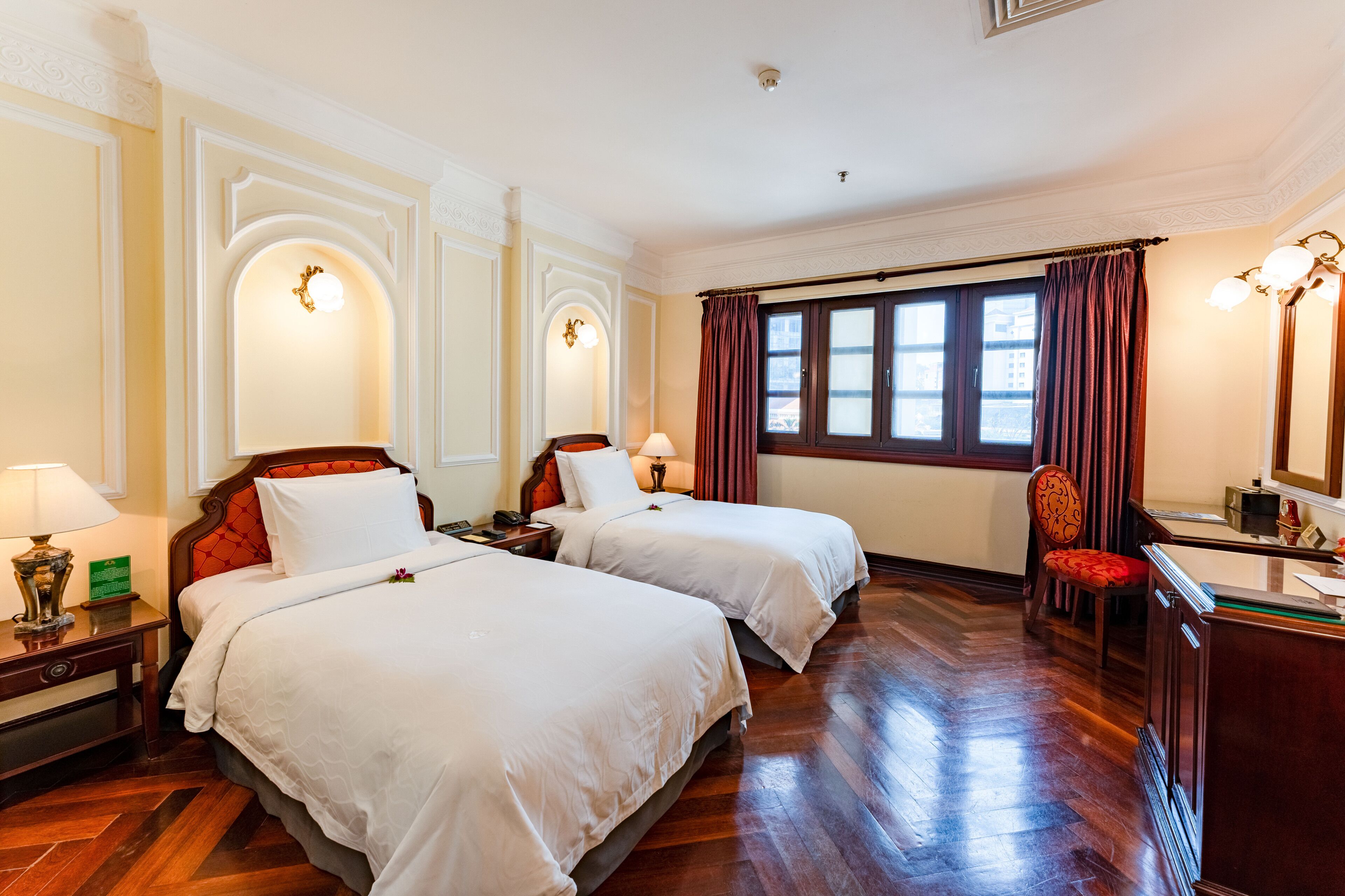 Deluxe Twin kamer, balkon, uitzicht op de stad | Een minibar, een kluis op de kamer, een bureau, een laptopwerkplek