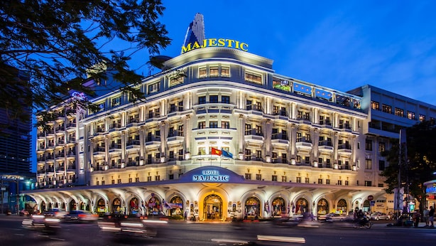 Een meerlaags hotel met een opvallend 