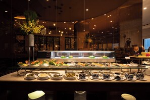 Breakfast, lunch, dinner served; alfresco dining