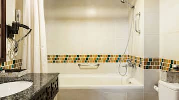Un baño con bañera, inodoro y lavamanos.