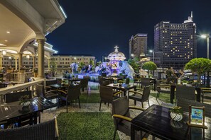 Lounge al vestíbul amb vistes al jardí que obre cada dia 