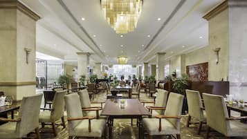 Lobbylounge, utsikt mot hagen, åpen hver dag