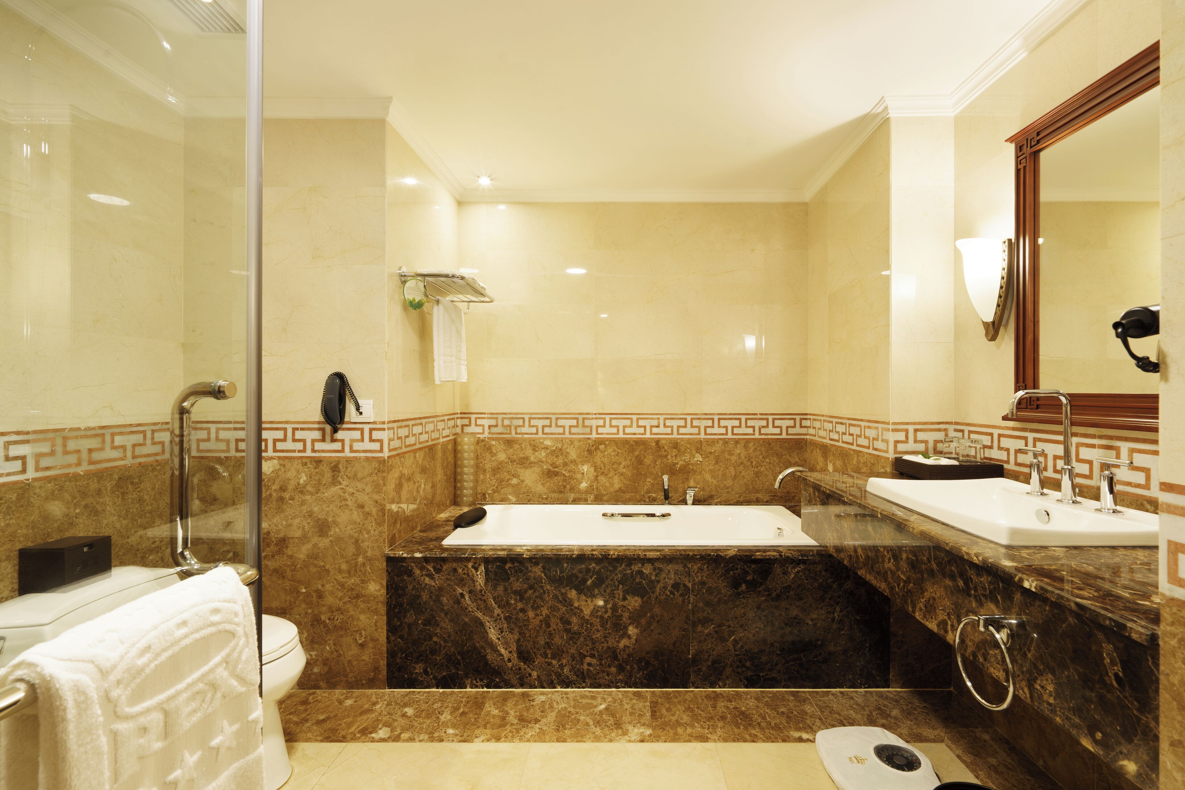 Une salle de bain avec une douche à parois de verre, une baignoire et un lavabo.