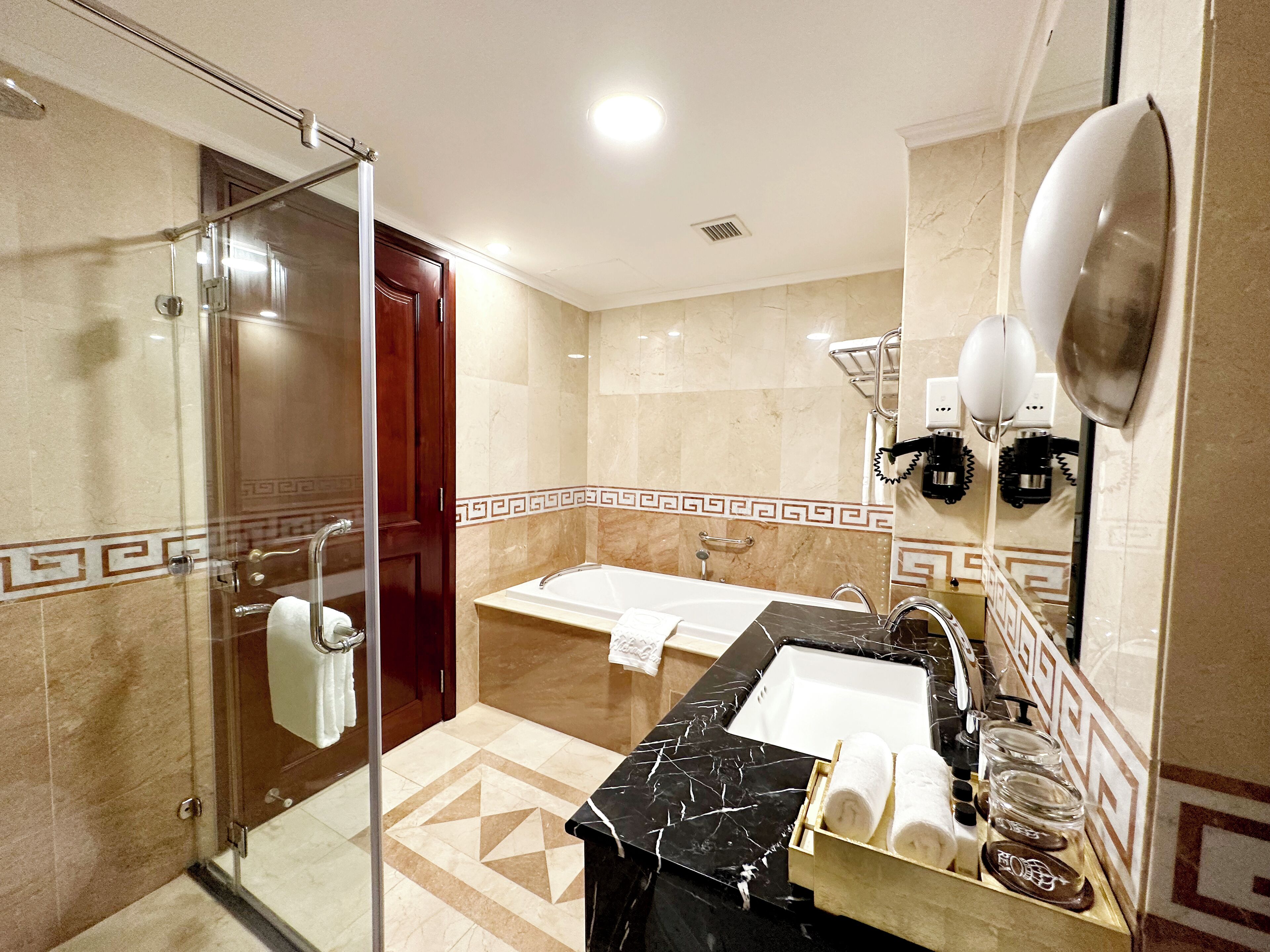 レックス ホテル 口コミ、宿泊料金、写真 2026 - エクスペディア