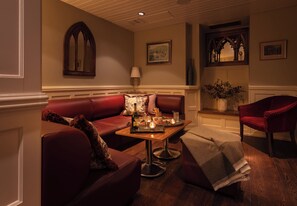 2 bars/lounges