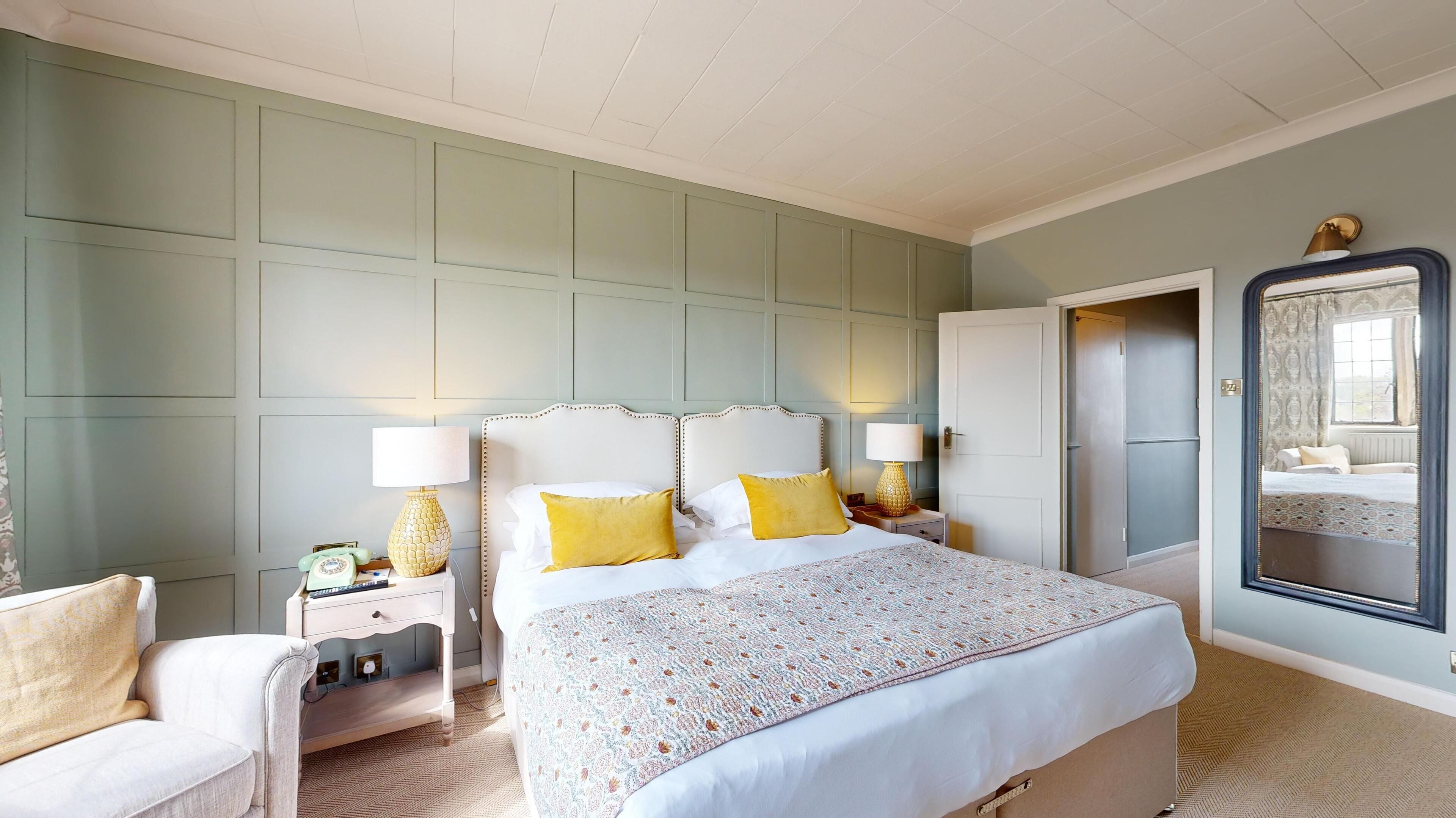 客房内保险箱、办公桌、遮光窗帘、熨斗/熨衣板