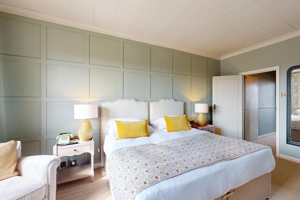 Brankas, meja kerja, tirai kedap cahaya, dan setrika/meja setrika