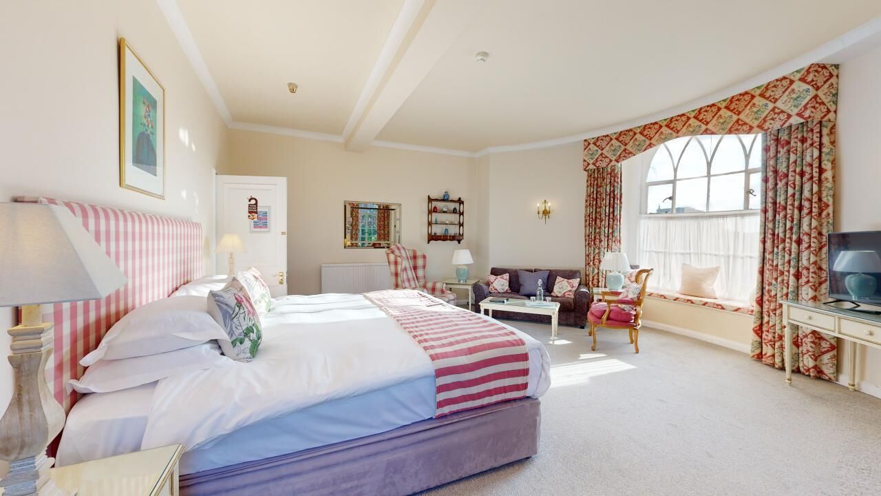 Garden Room | 客房内保险箱、办公桌、遮光窗帘、熨斗/熨衣板