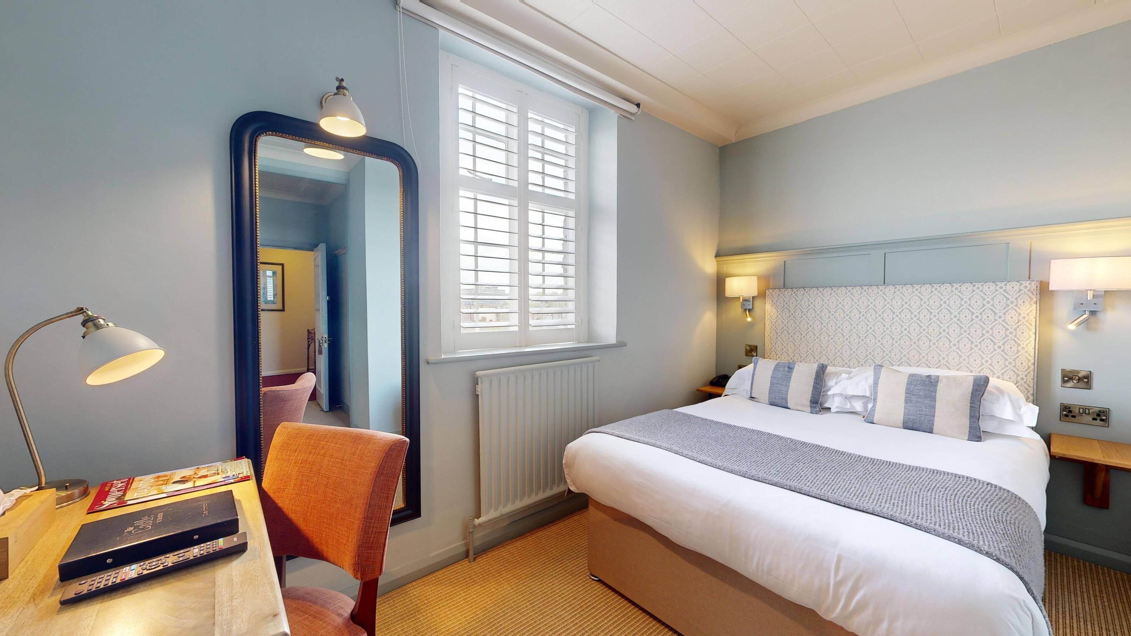 客房内保险箱、办公桌、遮光窗帘、熨斗/熨衣板