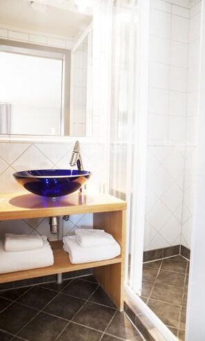 Habitación doble | Baño | Amenidades de baño gratuitas, secadora de cabello, toallas 