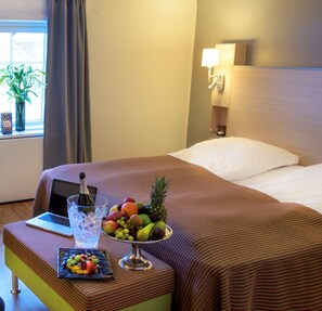 Kahden hengen huone | Pillowtop-patjalliset sängyt, minibaari, työpöytä, silitysrauta/-lauta