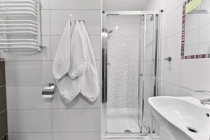 Shower, hair dryer, towels, soap - Hotel Kazimierz I (Kraków)