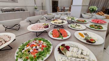 Se ofrece un desayuno bufé (40 PLN por persona)