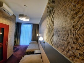 Habitación estándar con 2 camas individuales | Escritorio, tabla de planchar con plancha, wifi gratis y ropa de cama