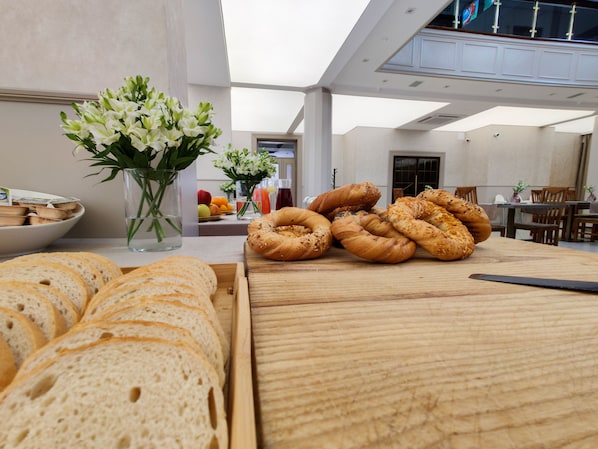 Dagelijks ontbijtbuffet (PLN 40 per persoon)