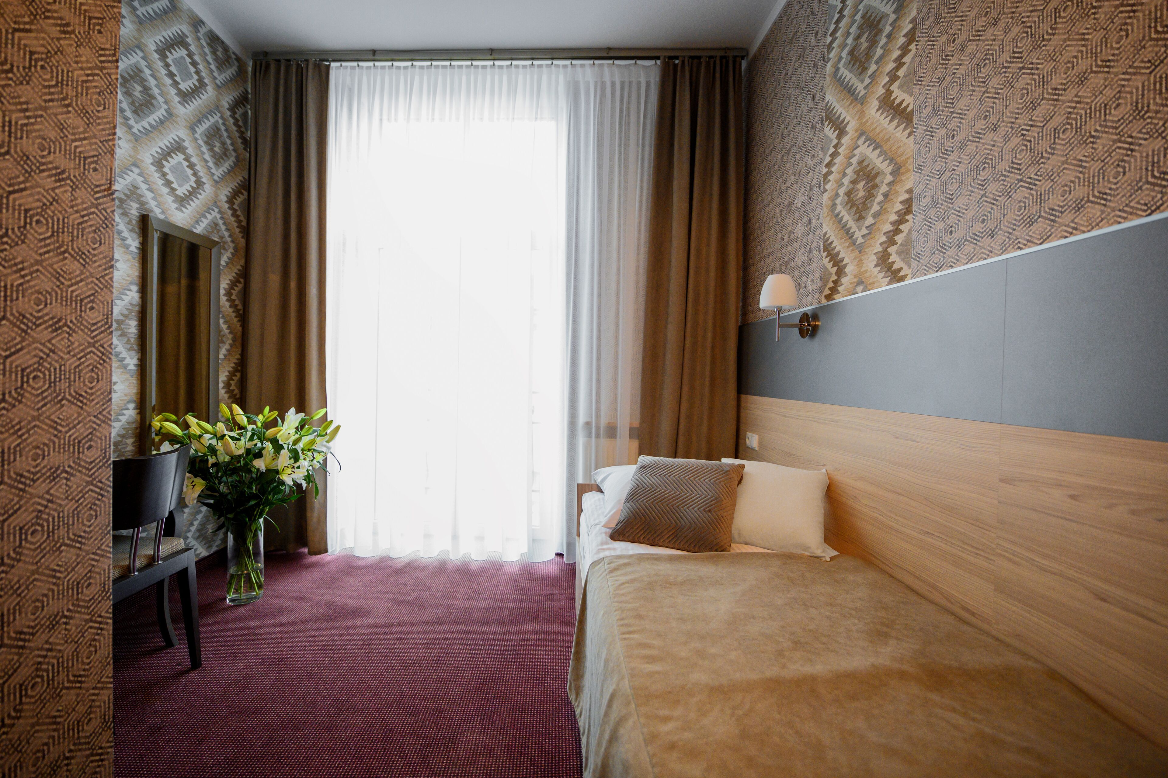 single room | desk, iron/ironing board, free wifi, bed sheets