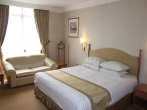 Deluxe-huone, 1 suuri parisänky | Tallelokero huoneessa, työpöytä, äänieristys, silitysrauta/-lauta